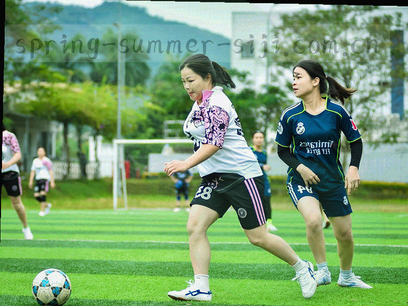 俯拍桌面上的直尺、铅笔与网格稿纸一角